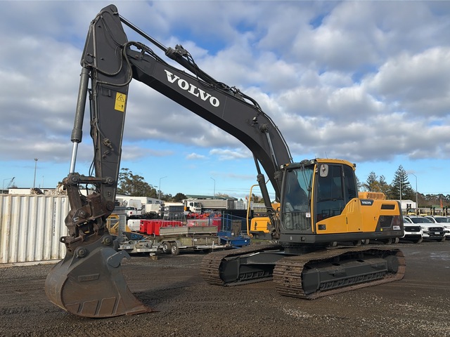2015 Volvo EC220 DL Tracked Excavator