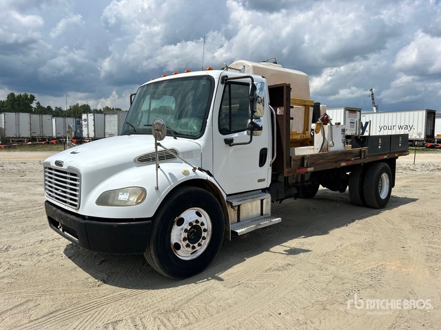 2005 Freightliner M2 106 4x2 Flatbed Truck