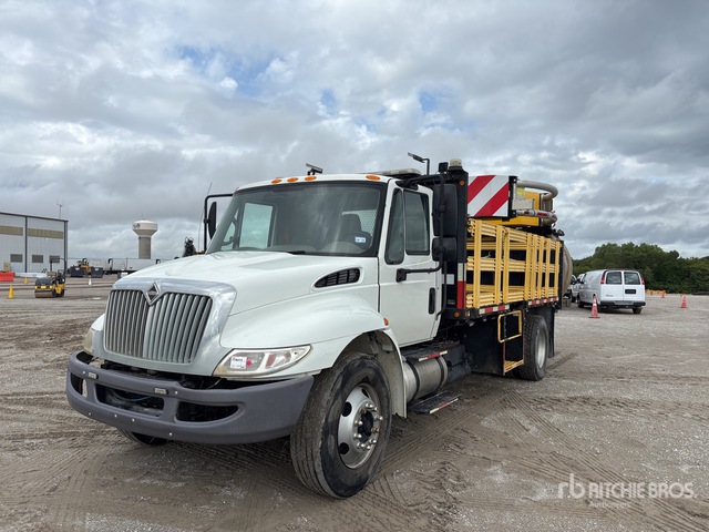 2011 International 4300 4x2 Attenuator Truck