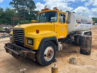1992 Mack RD690S 3541 gal 6x4 散水車