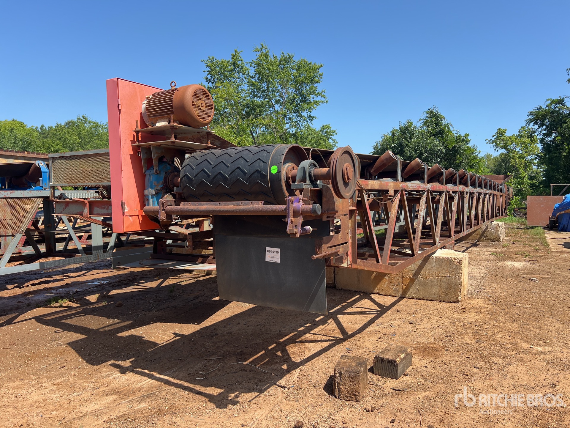 2015 IronCity 30 in x 60 ft Portable Radial Stacking Conveyor