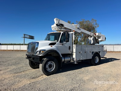 Altec TA41M 40 ft on 2015 International 7300 4x4 高所作業車