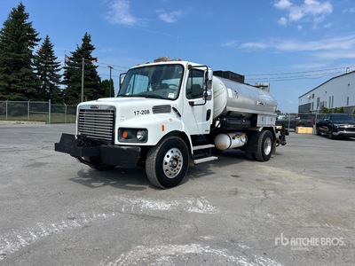 2009 Etnyre Black-Topper 2000 gal on 2010 Freightliner M2 106 4x2 شاحنة توزيع أسفلت