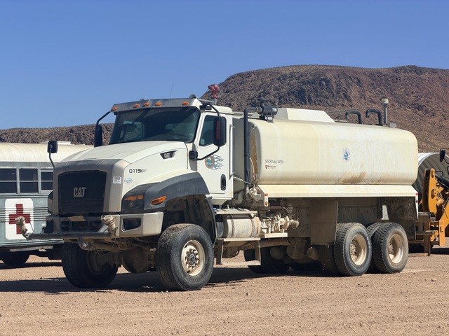 2015 Cat CT660 6x6 Water Truck