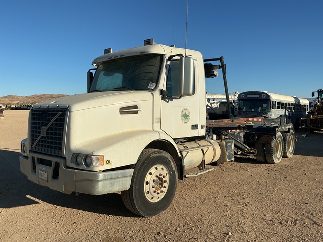 2009 Volvo VHD 6x4 Roll-Off Truck