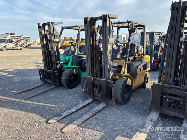 2013 Cat 2P6000 5500 lb Pneumatic Tire Forklift