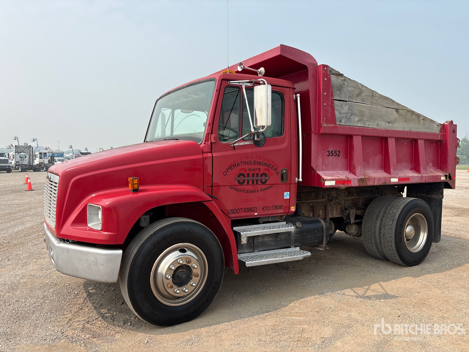 2001 Freightliner FL70 4x2 S/A Dump Truck