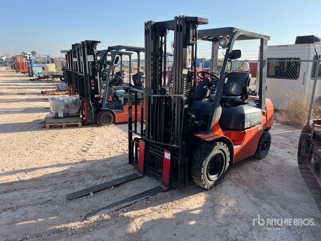 2005 Toyota 7FGU25 4500 lb Pneumatic Tire Forklift