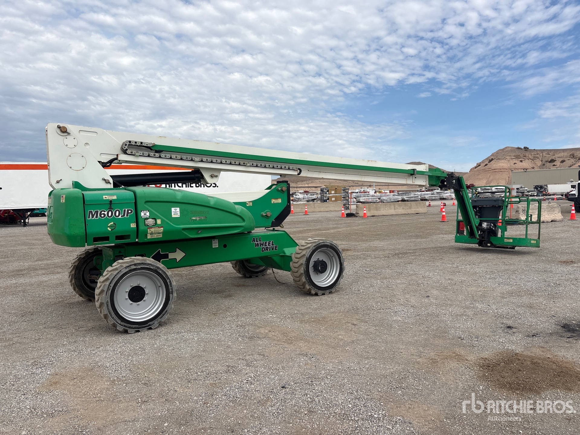JLG M600JP 4WD Hybrid Articulating Boom Lift
