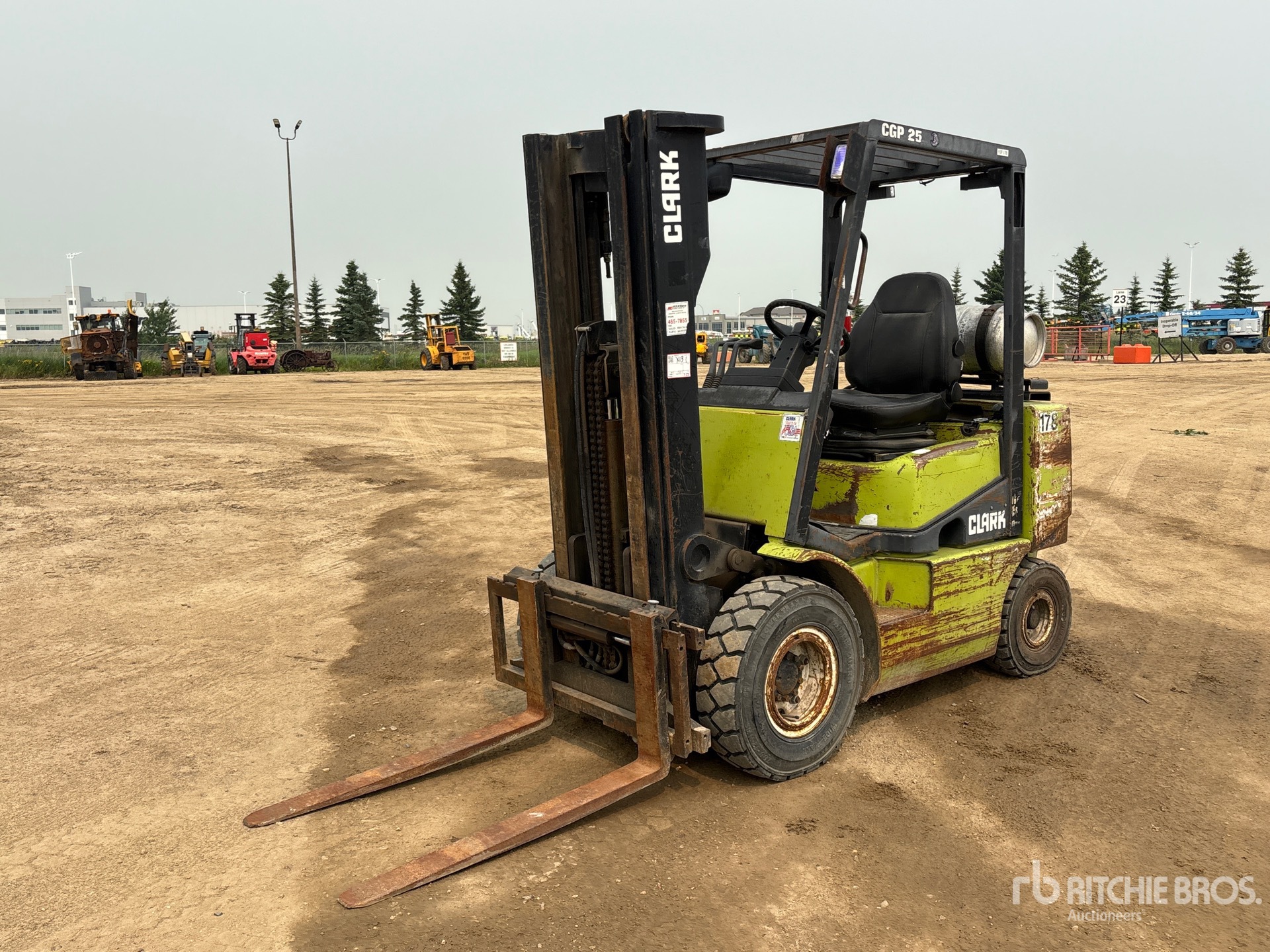 1996 Clark CGP-25 4175 lb Pneumatic Tire Forklift