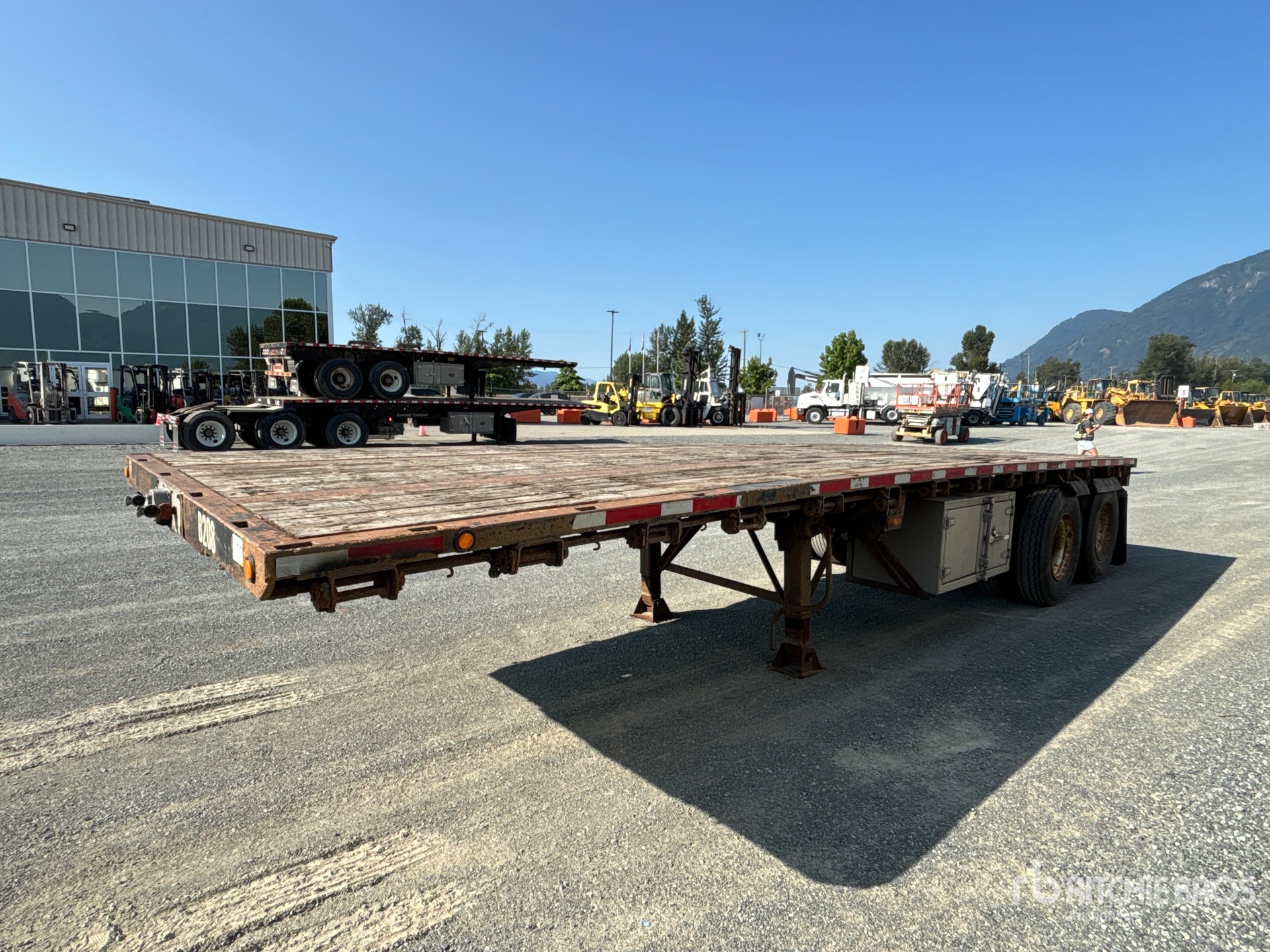 2009 Thruway 28 ft T/A Flatbed Trailer