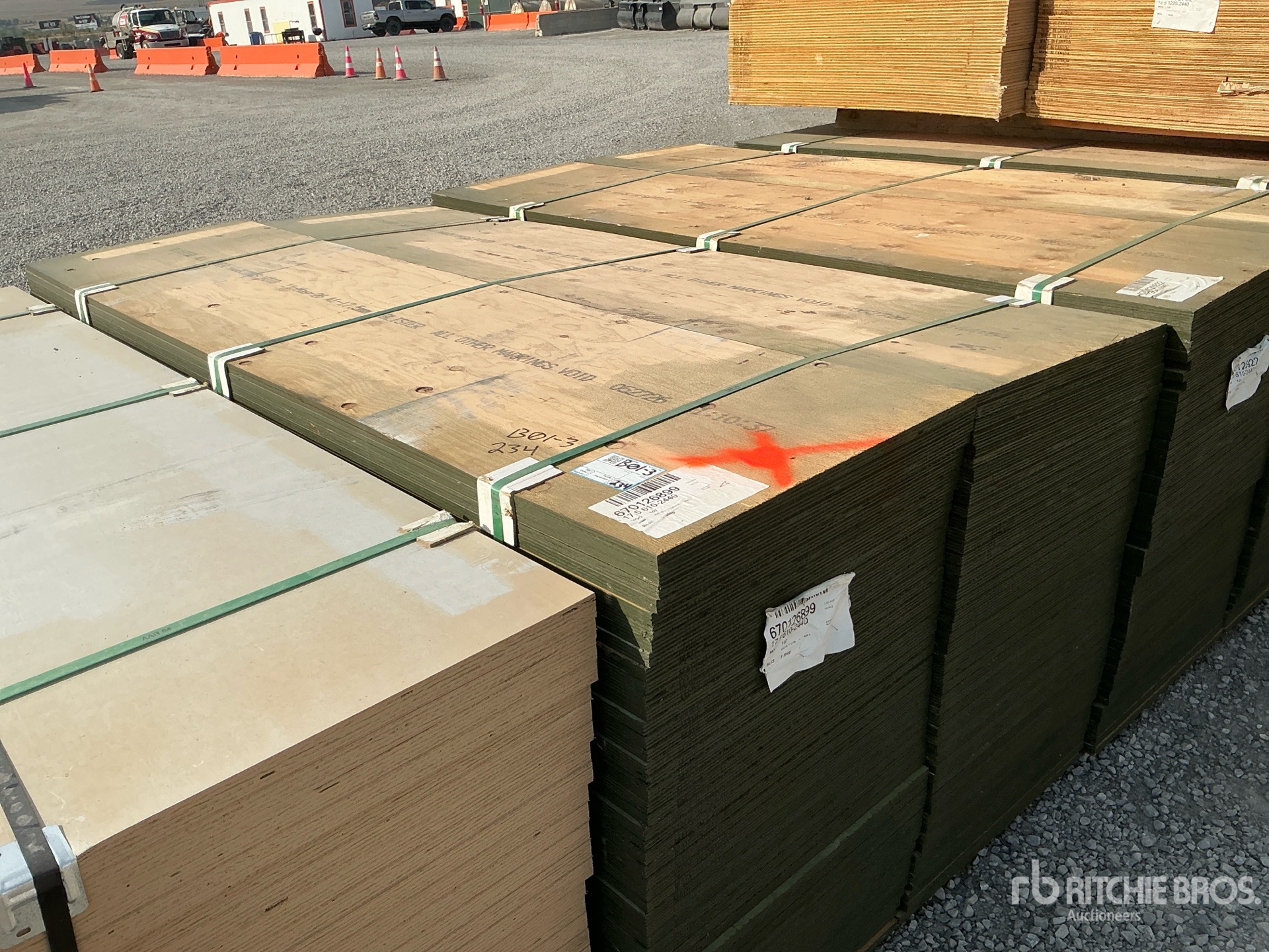 Quantity of (100) 3/4" 2x8 MDO G1S With Smooth Overlay 1 Side Douglas Fir 7 Ply No Stamp Formply Plywood (Unused)