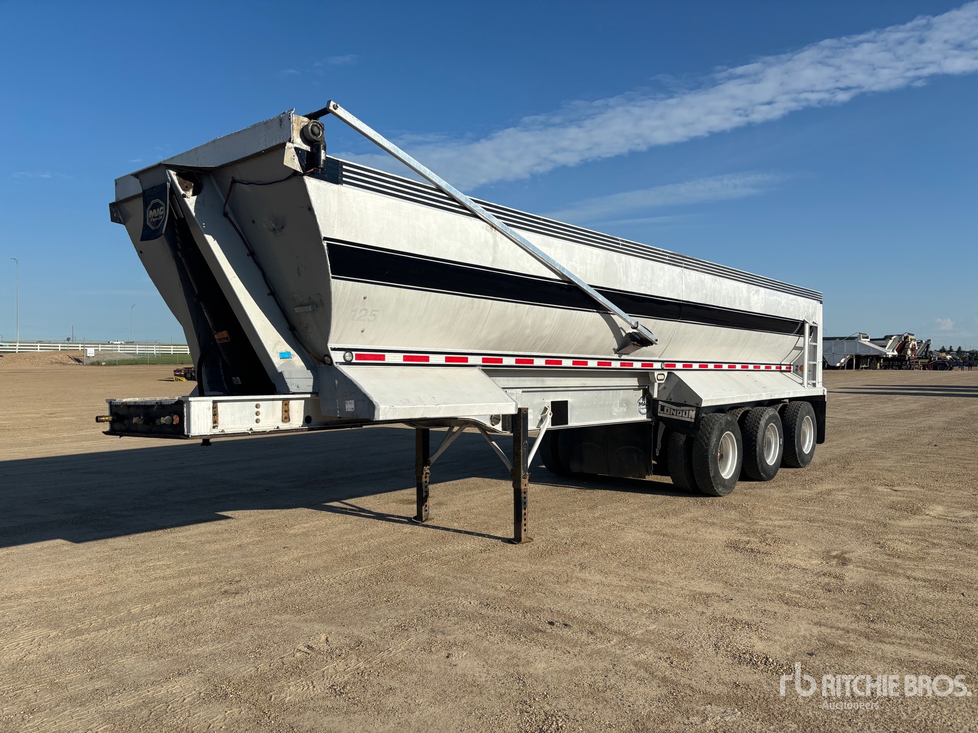 2012 MAC TRAT34AA00 34 ft Tri/A Aluminum End Dump Trailer