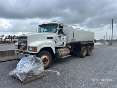 2007 Mack CHN613 6x4 شاحنة مياه (Inoperable)