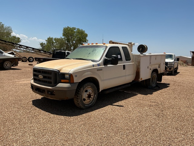 2005 Ford F-350 XL 4x4 Extended Cab Service Truck
