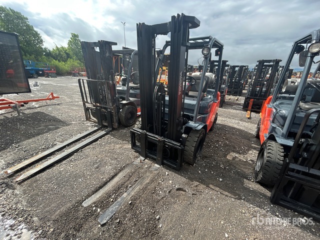 2012 Toyota 8FGCU25 4500 lb Pneumatic Tire Forklift