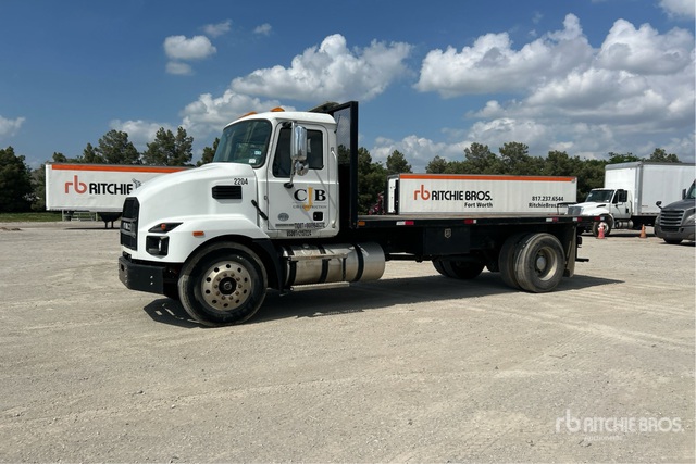 2021 Mack MD6 4x2 Flatbed Truck