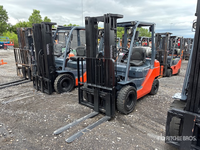 2011 Toyota 8FGU25 4850 lb Pneumatic Tire Forklift