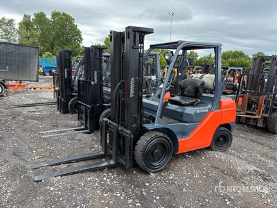 2011 Toyota 8FGU30 5620 lb Pneumatic Tire Forklift
