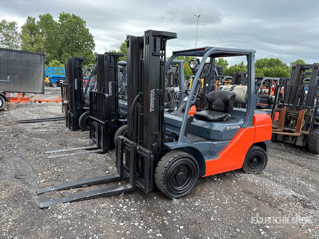 2011 Toyota 8FGU30 5620 lb Pneumatic Tire Forklift