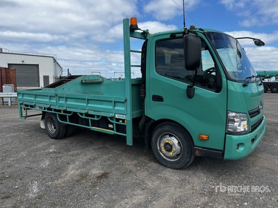 2020 Hino 300 917 4x2 Flatbed Truck