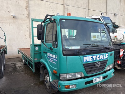 2009 Nissan UD MKB37 4x2 平台トラック