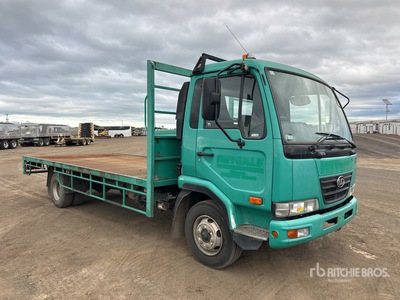 2009 Nissan UD MKB37 4x2 شاحنة مسطحة