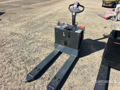 Toyota 8HBW23 4500 lb Electric Transpallet