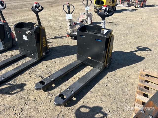 2021 Yale MPB045VGN24T2646 4510 lb Electric Pallet Jack