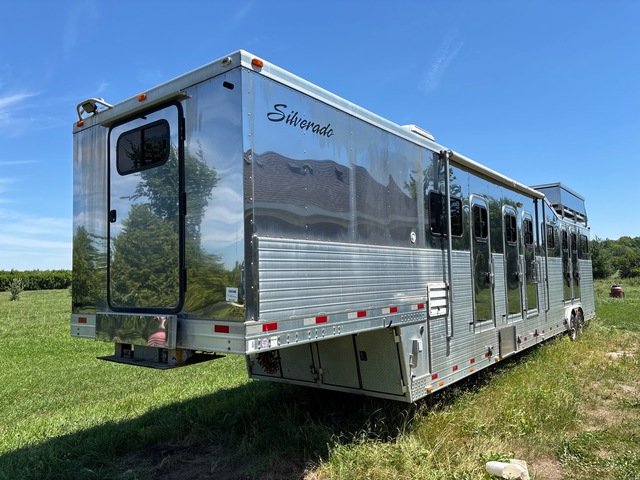 2005 Silverado Air Ride 46 ft T/A Horse Trailer