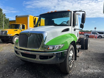 2006 International 4300 4x2 Cab & Chassis