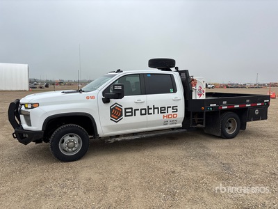 2022 Chevrolet Silverado 3500HD 4x4 Crew Cab Flatbed Truck