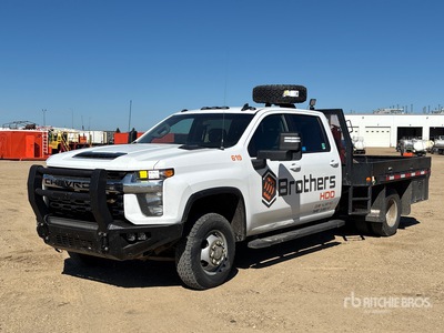 2022 Chevrolet Silverado 3500HD 4x4 Crew Cab Flatbed Truck