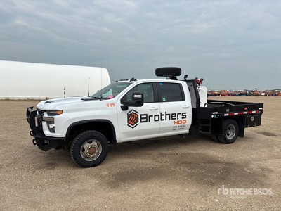 2023 Chevrolet Silverado 3500HD 4x4 Crew Cab Flatbed Truck