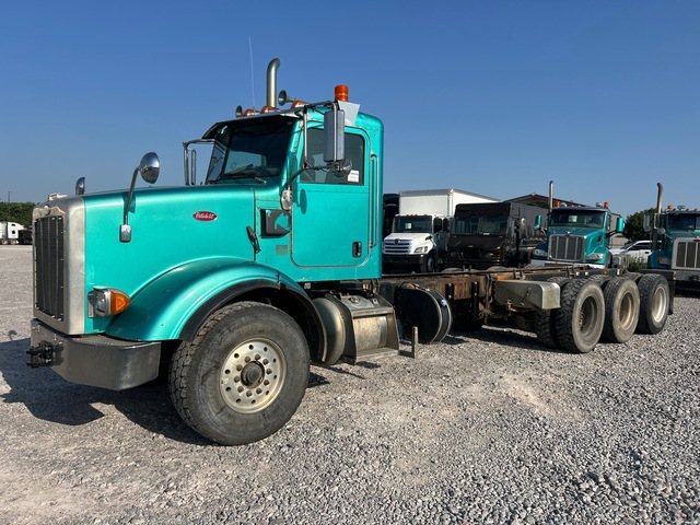 2015 Peterbilt 365 8x6 Cab and Chassis 2015 Peterbilt 365 8x6 Cab and Chassis
