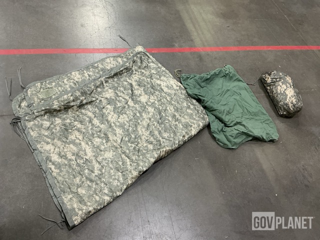 (30) Wet Weather Poncho Liners, (4) Barracks Bags & Assorted Items