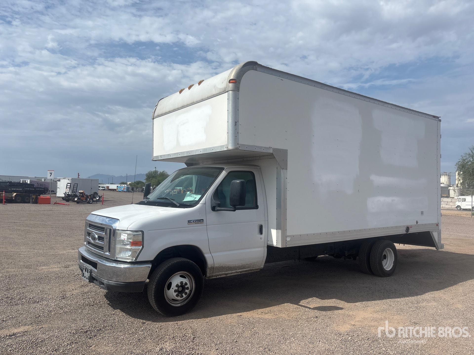 2015 Ford E-450 4x2 Moving Van Truck