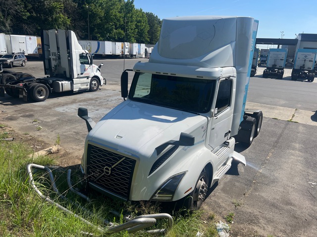 2020 Volvo VNL64T300 CNG 6x4 T/A Day Cab Truck Tractor (Inoperable)