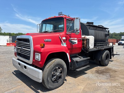 1990 Ford LN8000F 4x2 Camion épandeur d'asphalte