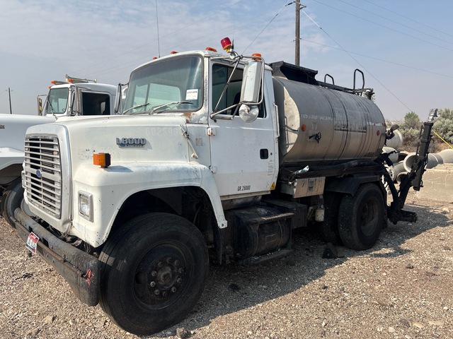 Bearcat 1200 gal on 1992 Ford LN8000 4x2 Sealcoat Truck Bearcat 1200 gal on 1992 Ford LN8000 4x2 Sealcoat Truck