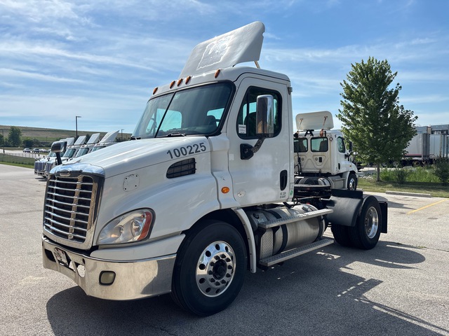 2013 Freightliner Cascadia 113 4x2 S/A Day Cab Truck Tractor