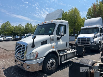 2013 Freightliner Cascadia 113 4x2 S/A Day Cab Truck Tractor (Inoperable)