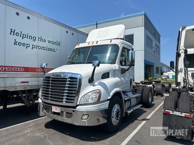 2013 Freightliner Cascadia 113 4x2 トラックトラクター(S/A)