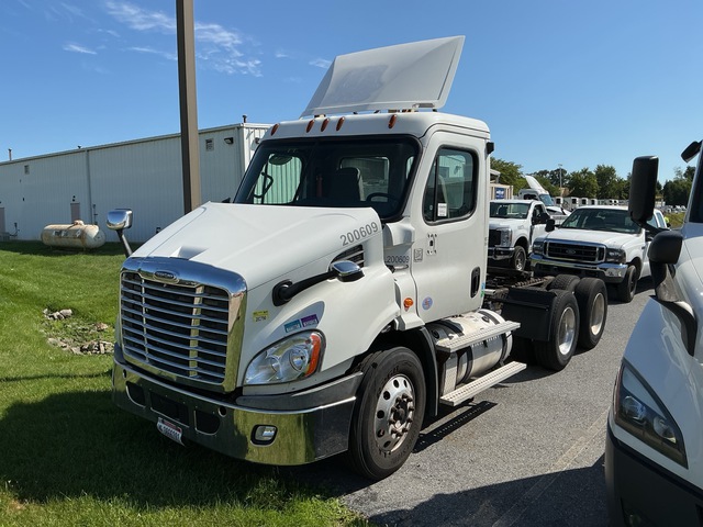 2016 Freightliner Cascadia 113 6x4 T/A Day Cab Truck Tractor (Inoperable)