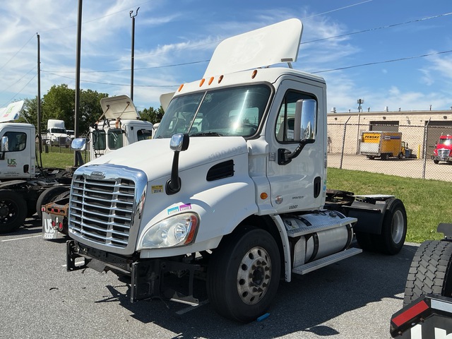 2014 Freightliner Cascadia 113 4x2 S/A Day Cab Truck Tractor