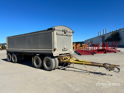 2017 MaxiTrans 7.5 m Quad Dog End Dump Trailer