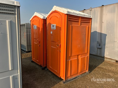 Quantity of (2) Bano portatil