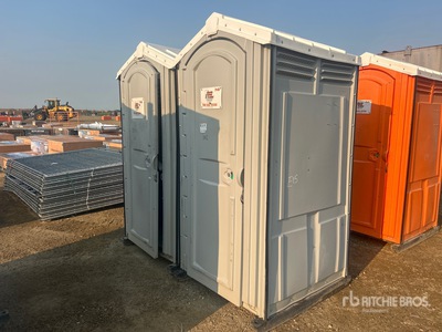 Quantity of (2) Bano portatil