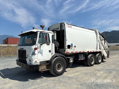 2009 Autocar Xpeditor 6x4 Rear Loader Camión recolector de residuos