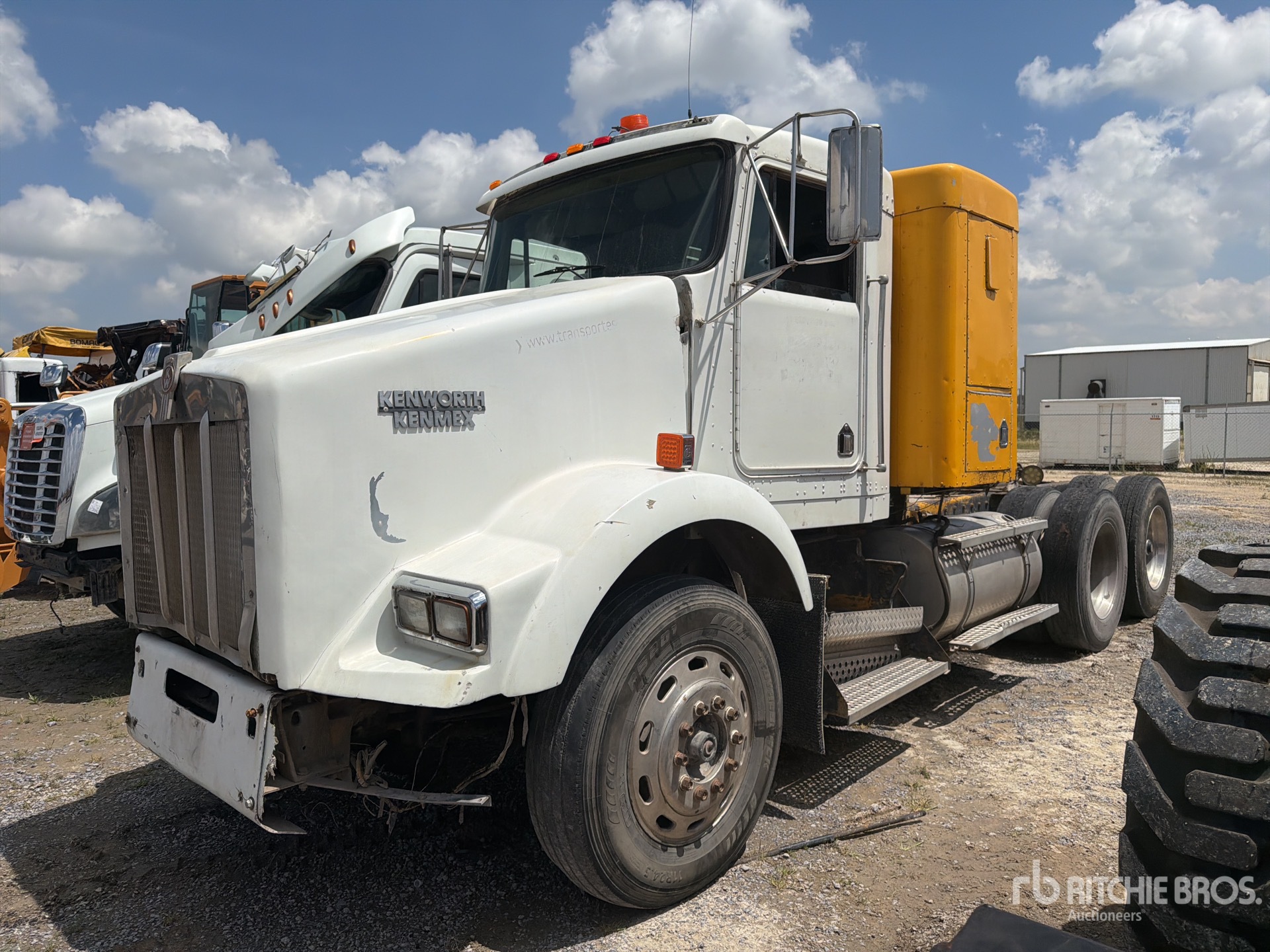 2000 Kenworth T800 6x4 Tractocamion con Dormitorio / T/A Sleeper Truck Tractor (Inoperable)